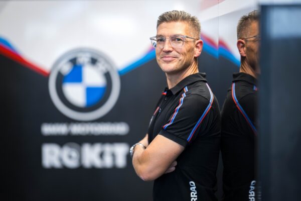 Miguel Oliveira et Danilo Petrucci dans le garage BMW Motorrad en WorldSBK à Magny-Cours.