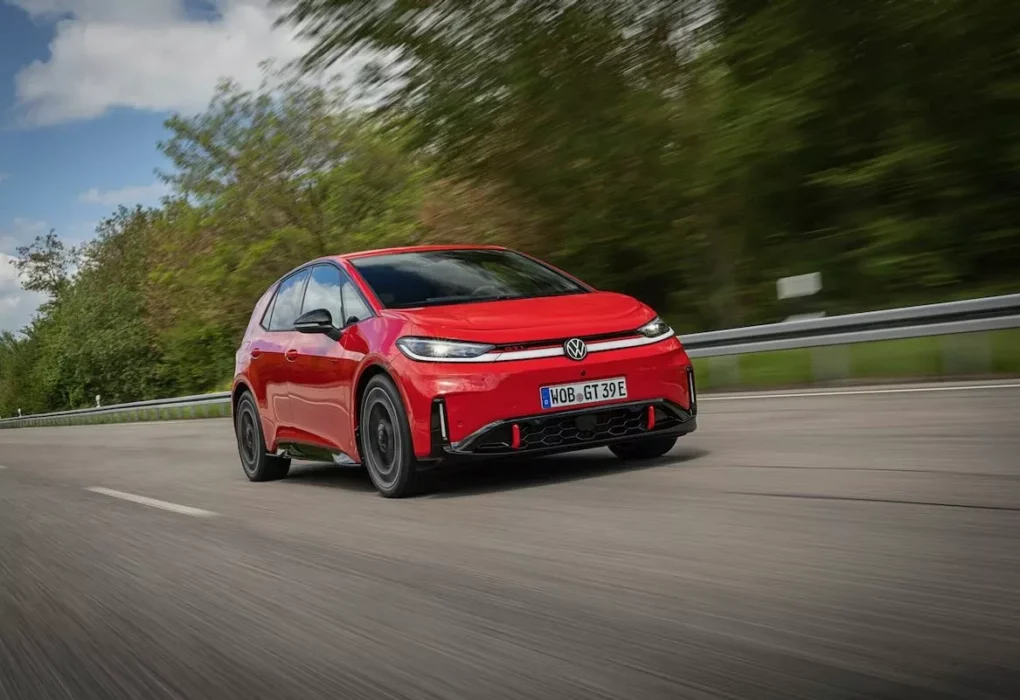 La Volkswagen ID.3 GTI électrique avec ses éléments de style rouges et ses jantes Wörthersee de 20 pouces.