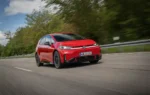 La Volkswagen ID.3 GTI électrique avec ses éléments de style rouges et ses jantes Wörthersee de 20 pouces.