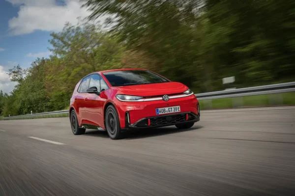 La Volkswagen ID.3 GTI électrique avec ses éléments de style rouges et ses jantes Wörthersee de 20 pouces.