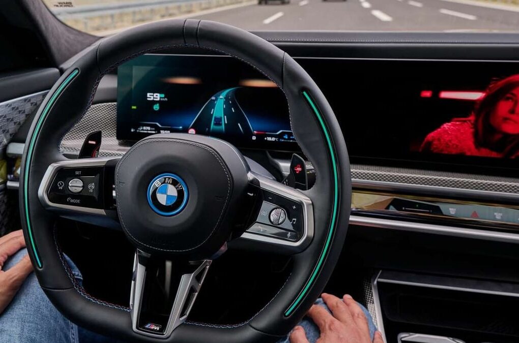 Une voiture dotée de caméras, de radars et de lidars pour la conduite autonome.