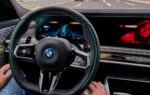 Une voiture dotée de caméras, de radars et de lidars pour la conduite autonome.