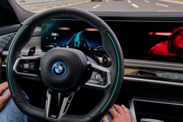 Une voiture dotée de caméras, de radars et de lidars pour la conduite autonome.