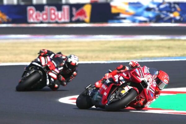 Une Ducati GP26 en piste lors d’un Grand Prix de MotoGP.