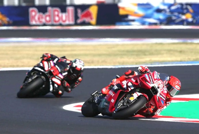 Une Ducati GP26 en piste lors d’un Grand Prix de MotoGP.