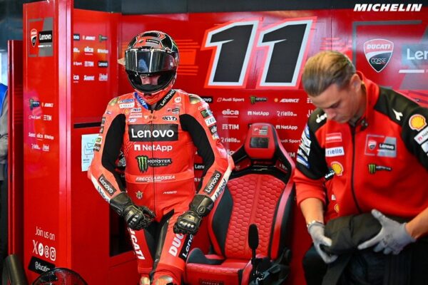 Nicolo Bulega en piste lors d’une séance d’essais avec Ducati au Mugello.