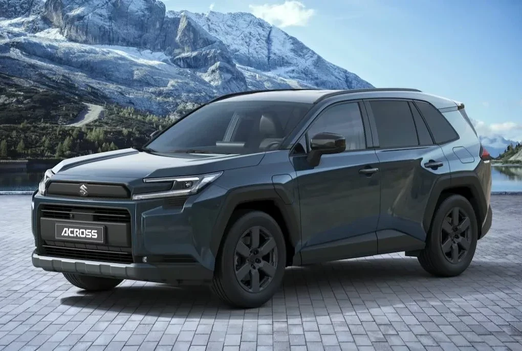 Le Suzuki Across hybride rechargeable de deuxième génération présenté de trois quarts avant.