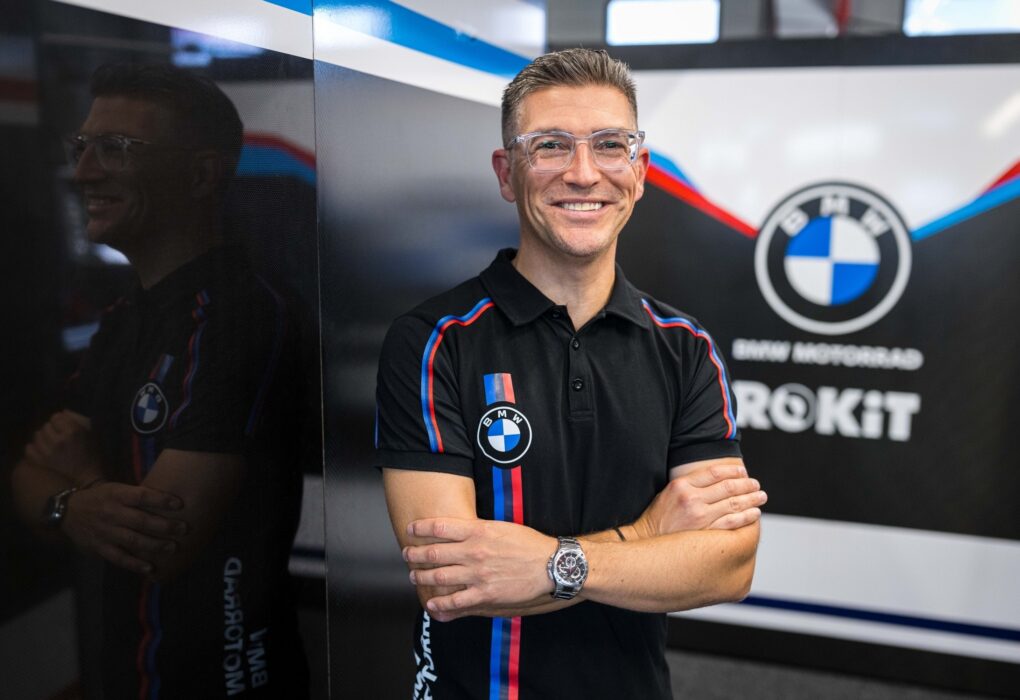 Christian Gonschor dans le garage BMW Motorrad lors du rendez-vous WorldSBK de Magny-Cours.