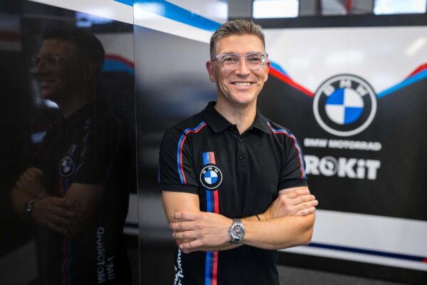 Christian Gonschor dans le garage BMW Motorrad lors du rendez-vous WorldSBK de Magny-Cours.