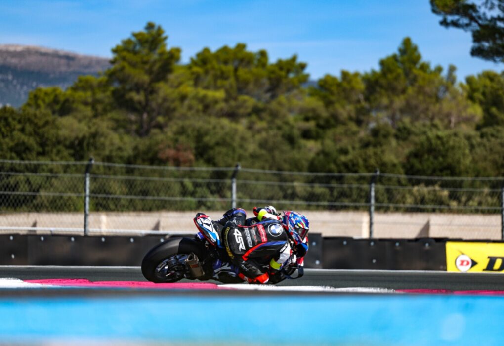 La BMW n°37 du BMW Motorrad World Endurance Team en piste au Circuit Paul-Ricard pendant le Bol d’Or 2026.