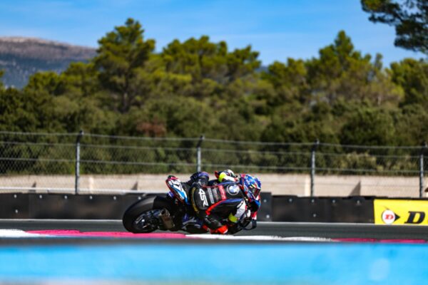 La BMW n°37 du BMW Motorrad World Endurance Team en piste au Circuit Paul-Ricard pendant le Bol d’Or 2026.