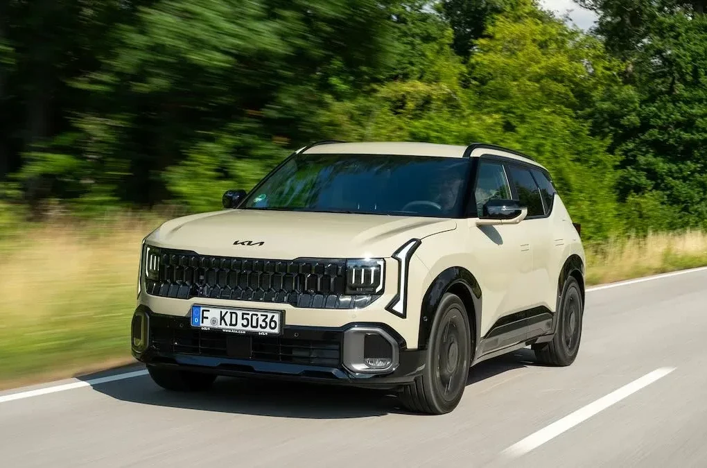 Le Kia Seltos hybride avec sa silhouette de SUV compact et sa signature lumineuse Star Map.