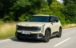 Le Kia Seltos hybride avec sa silhouette de SUV compact et sa signature lumineuse Star Map.