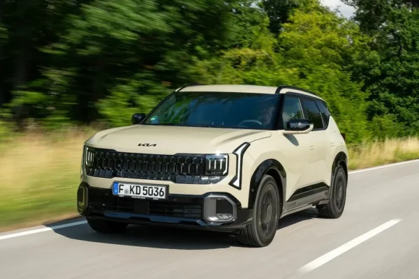 Le Kia Seltos hybride avec sa silhouette de SUV compact et sa signature lumineuse Star Map.