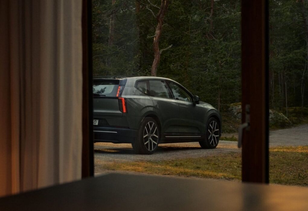 Un véhicule Volvo présenté devant le logo du constructeur.