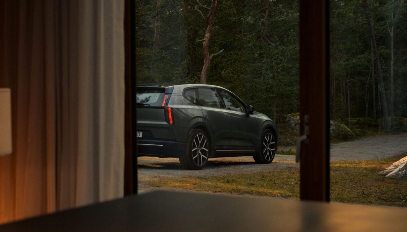 Un véhicule Volvo présenté devant le logo du constructeur.