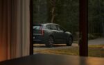 Un véhicule Volvo présenté devant le logo du constructeur.