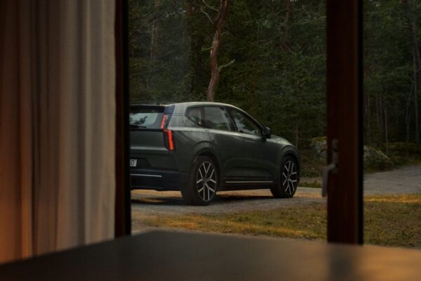 Un véhicule Volvo présenté devant le logo du constructeur.