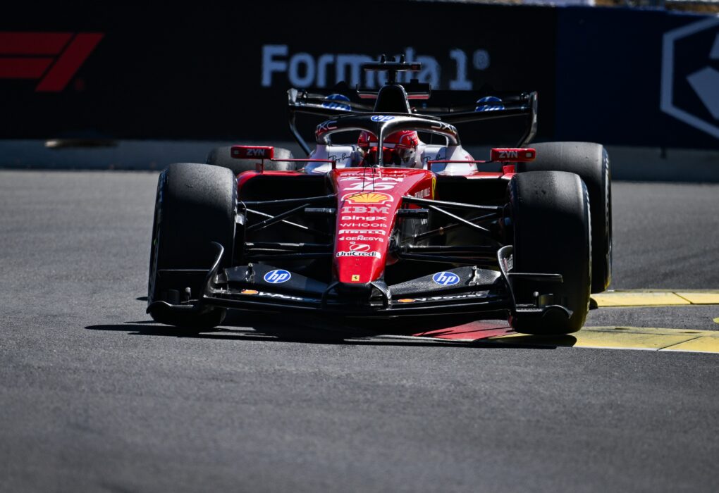 Charles Leclerc au volant de sa Ferrari de Formule 1 sur le circuit urbain de Bakou.