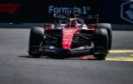 Charles Leclerc au volant de sa Ferrari de Formule 1 sur le circuit urbain de Bakou.