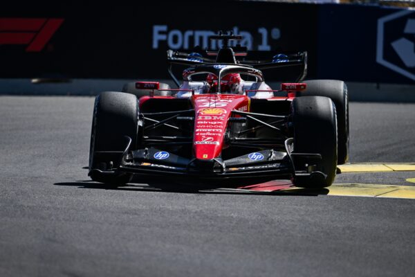 Charles Leclerc au volant de sa Ferrari de Formule 1 sur le circuit urbain de Bakou.