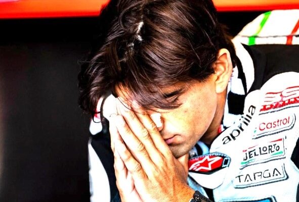 Jorge Martin en combinaison Aprilia dans le paddock du MotoGP.