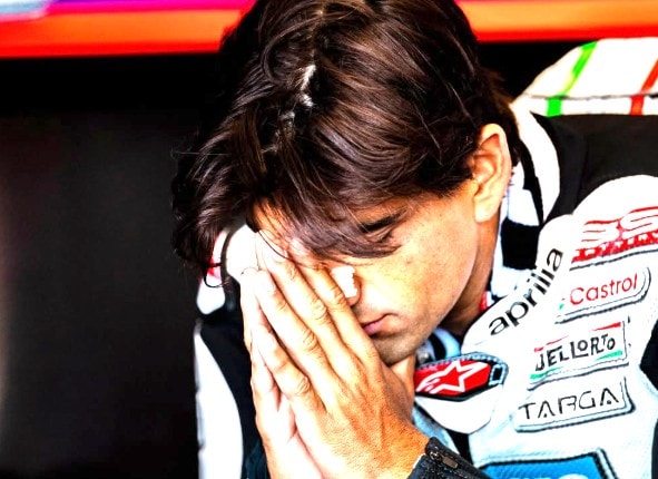 Jorge Martin en combinaison Aprilia dans le paddock du MotoGP.