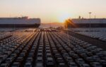 Des véhicules sud-coréens destinés à l'exportation alignés sur une zone logistique