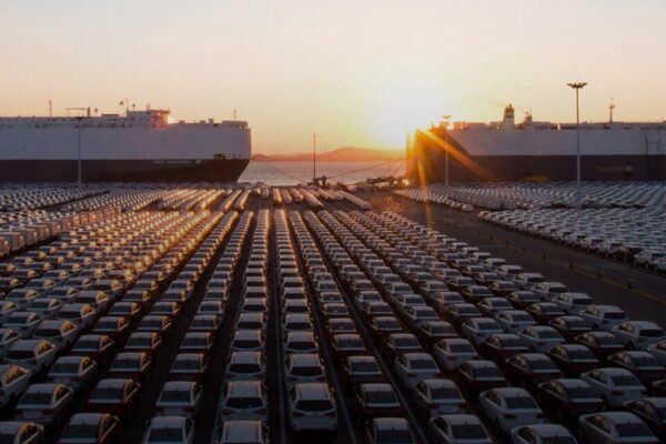 Des véhicules sud-coréens destinés à l'exportation alignés sur une zone logistique