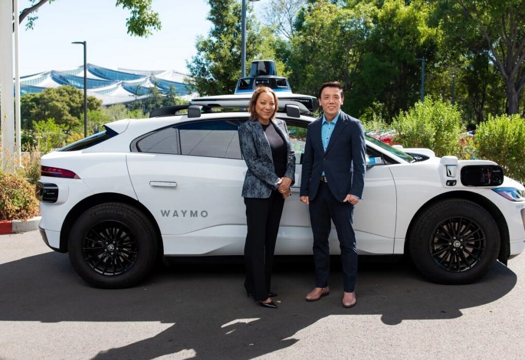 Un Jaguar I-PACE électrique de Waymo équipé de lidars, de radars et de caméras pour la conduite autonome.