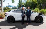 Un Jaguar I-PACE électrique de Waymo équipé de lidars, de radars et de caméras pour la conduite autonome.