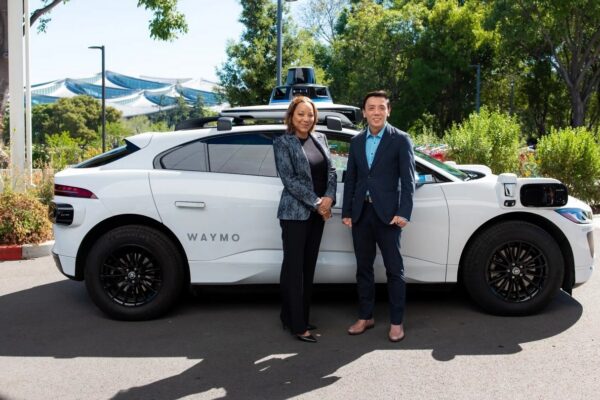 Un Jaguar I-PACE électrique de Waymo équipé de lidars, de radars et de caméras pour la conduite autonome.