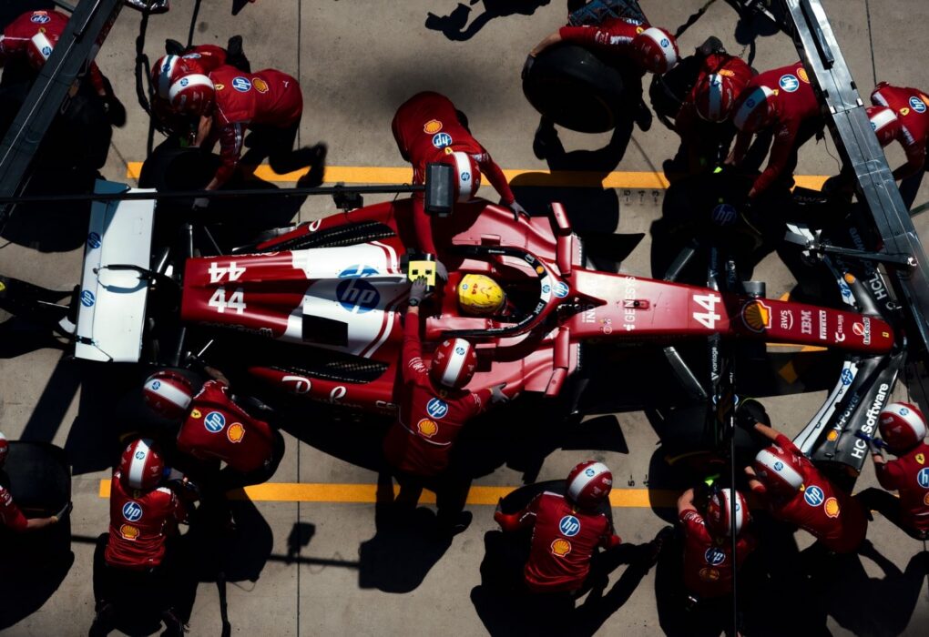 Lewis Hamilton entouré de nombreux employés de Ferrari sur une photo d’équipe.