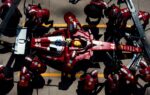 Lewis Hamilton entouré de nombreux employés de Ferrari sur une photo d’équipe.