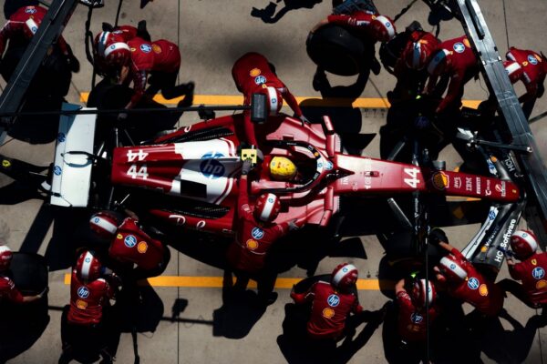 Lewis Hamilton entouré de nombreux employés de Ferrari sur une photo d’équipe.