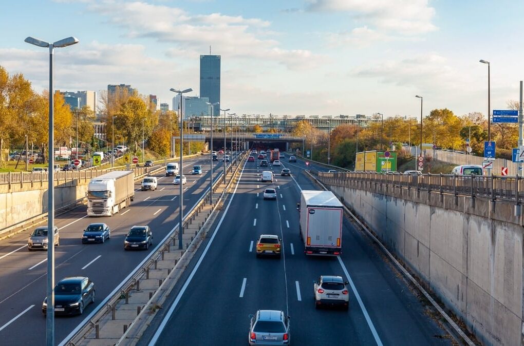 Circulation automobile à l’entrée du tunnel de Saint-Cloud sur l’autoroute A13.