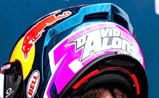 David Alonso, futur pilote Honda, dans le paddock d’un Grand Prix.