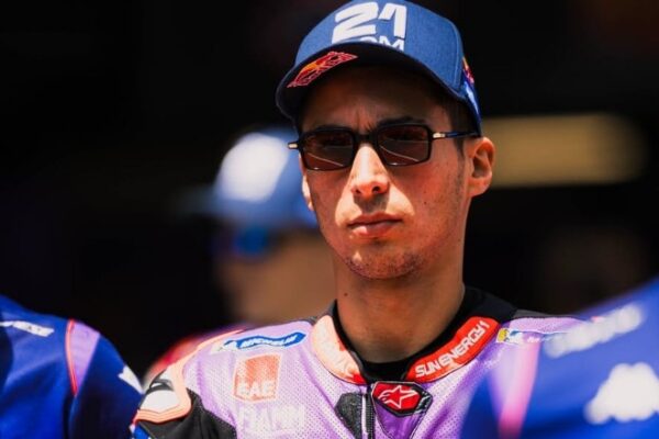 Portrait de Toprak Razgatlioglu en tenue de pilote dans le paddock.