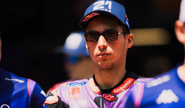Portrait de Toprak Razgatlioglu en tenue de pilote dans le paddock.