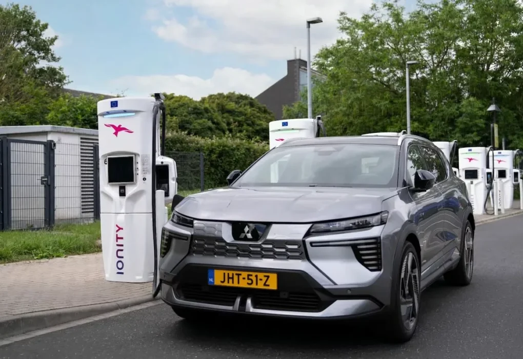 Le Mitsubishi Eclipse Cross électrique présenté sur la route.