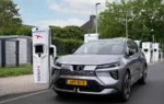 Le Mitsubishi Eclipse Cross électrique présenté sur la route.