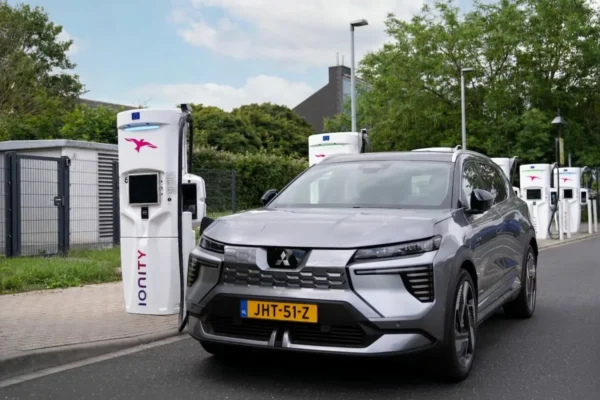 Le Mitsubishi Eclipse Cross électrique présenté sur la route.