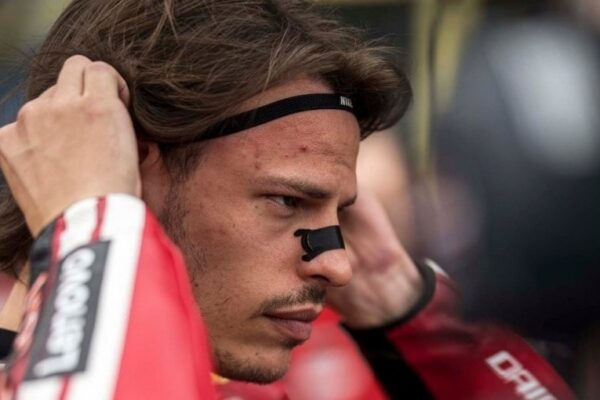 Nicolò Bulega au guidon d’une Ducati de course pendant une séance en piste.