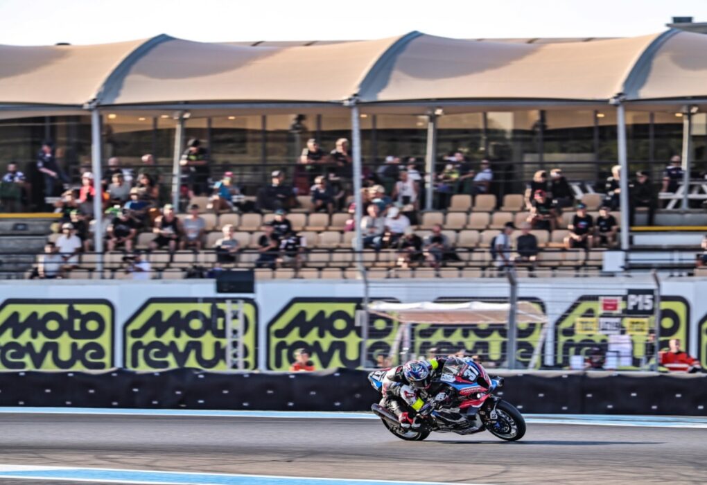 La BMW n°37 en piste lors du Bol d'Or 2026.