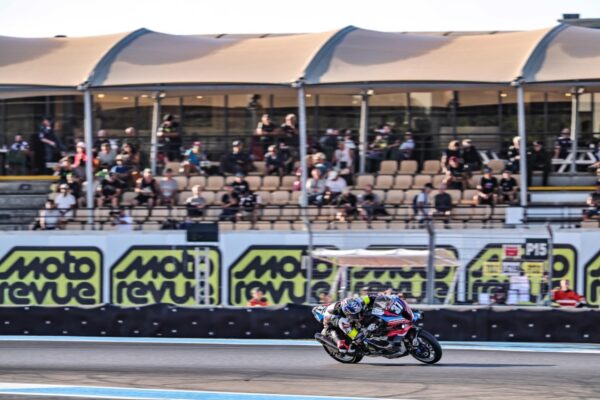 La BMW n°37 en piste lors du Bol d'Or 2026.