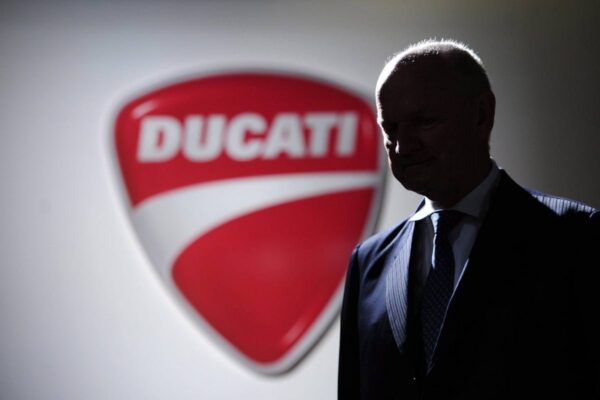 Le logo Ducati, constructeur italien au cœur d’un possible changement d’actionnariat.