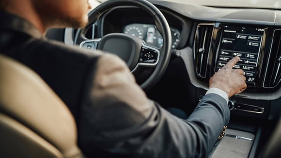 Même si ils sont habitués aux manipulations, les écrans détournent l'attention des conducteurs.