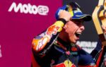 Pedro Acosta célèbre sa première victoire en MotoGP au Grand Prix d’Autriche.