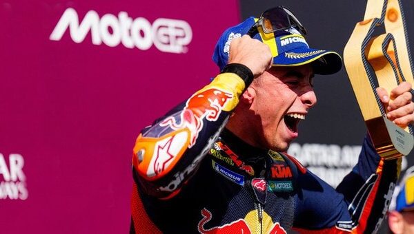 Pedro Acosta célèbre sa première victoire en MotoGP au Grand Prix d’Autriche.