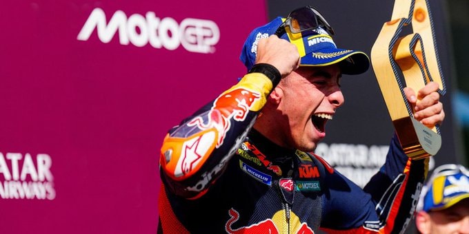 Pedro Acosta célèbre sa première victoire en MotoGP au Grand Prix d’Autriche.